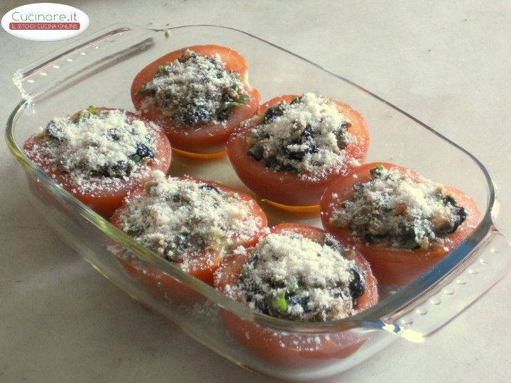 Pomodori al forno ripieni di Pane nero, Olive, Capperi e Rucola preparazione 7